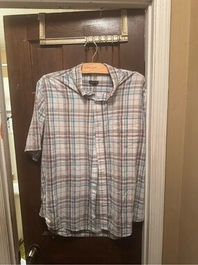 Men’s XL Short Sleeve Light Gray Plaid Short-Sleeve Shirt with Blue Accents